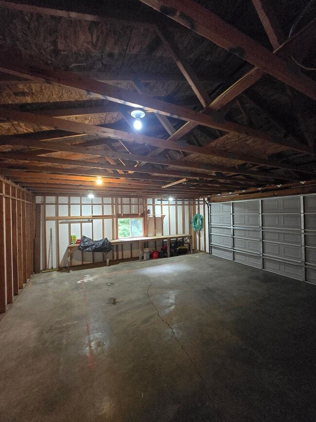 Building Photo - 3 Bedroom 2 Bath