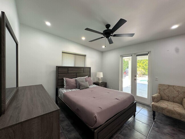 Building Photo - 725 S Mountain View Dr