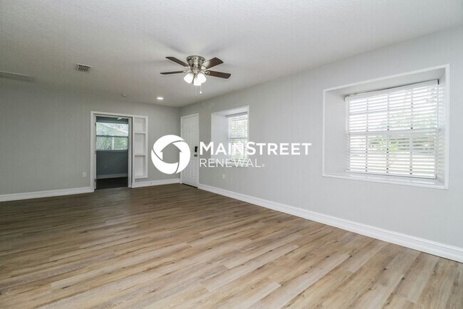 Building Photo - 3 Bedroom Pet-Friendly Home in LEESBURG, FL with Main Street Renewal