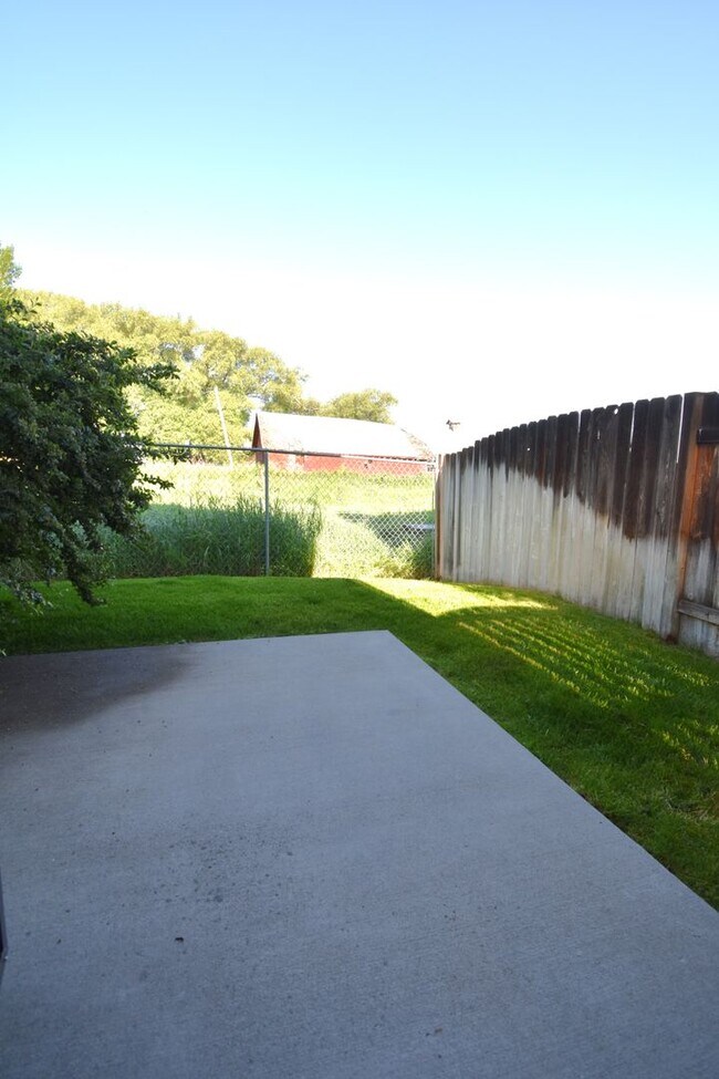 Building Photo - Fantastic end unit condo in Westgate subdi...