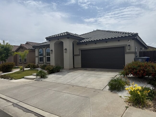 Building Photo - Welcome Home! Madera 3 Bedroom 2 bathroom with Solar