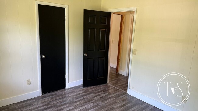 Building Photo - Move-in ready NOW!