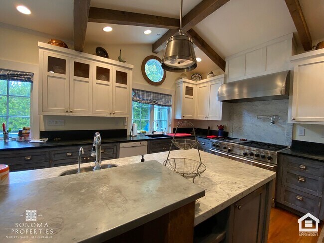 Building Photo - Stunning Furnished Eastside Home