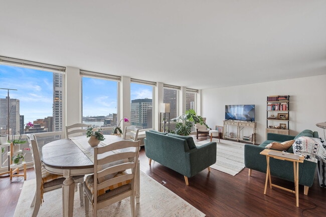 Building Photo - 111 E Chestnut St