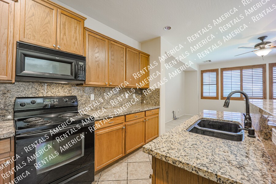 Building Photo - 3854 E Parkview Dr