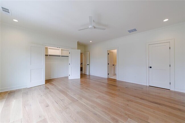 Building Photo - 2717 Skyland Dr NE
