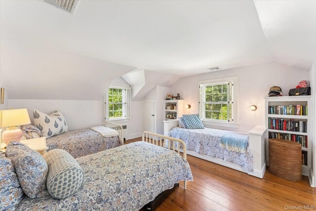 Building Photo - 20 Quogue St