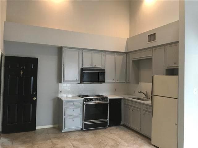 Building Photo - 502 W 17th St