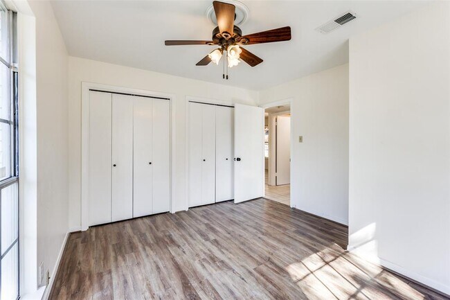 Building Photo - 400 Cherry Hill Dr