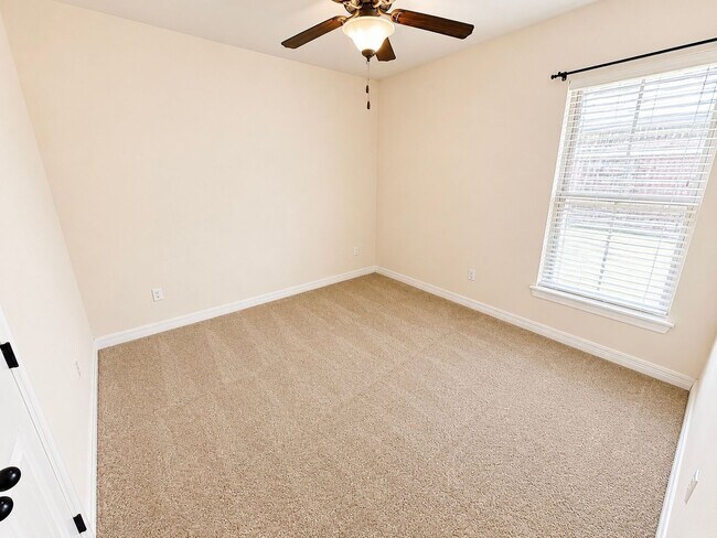 Building Photo - 922 Antler Dr