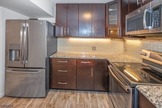 Building Photo - 41 Mt Kemble Ave