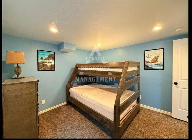 Building Photo - Beautiful Millcreek Home!