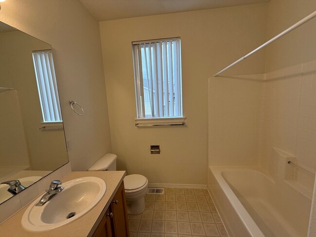 Building Photo - 4 Bed 3 Bath Gated Townhome Near Maplewood Golf