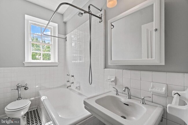 Building Photo - 2737 Devonshire Pl NW