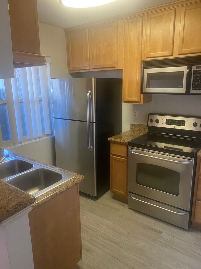 Building Photo - Santa Ana Junior 1 Bedroom 1 Bath Condo - Ground Floor - Gated - Pool/Spa