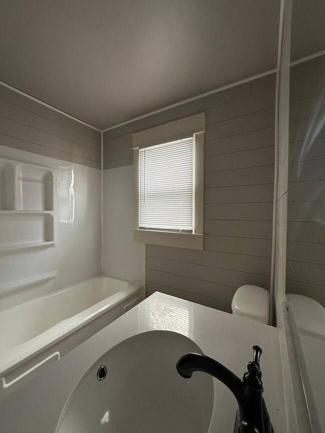 Building Photo - 1124 S Harlan Ave