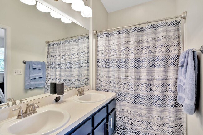 Building Photo - Great Townhouse in Gated Community