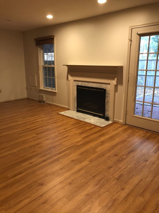 Building Photo - Spacious Townhome, Great Location!