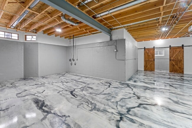 Building Photo - 9743 Oak Park Ave