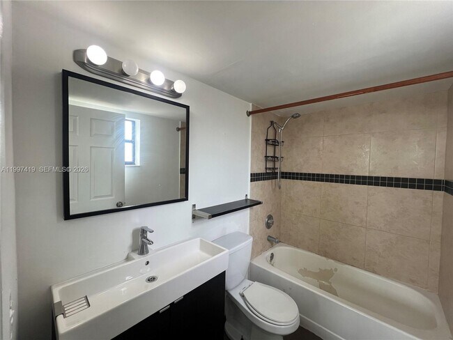 Building Photo - 7125 Bay Dr