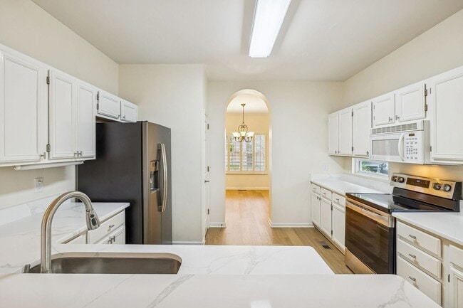 Building Photo - Discover exceptional convenience and comfort