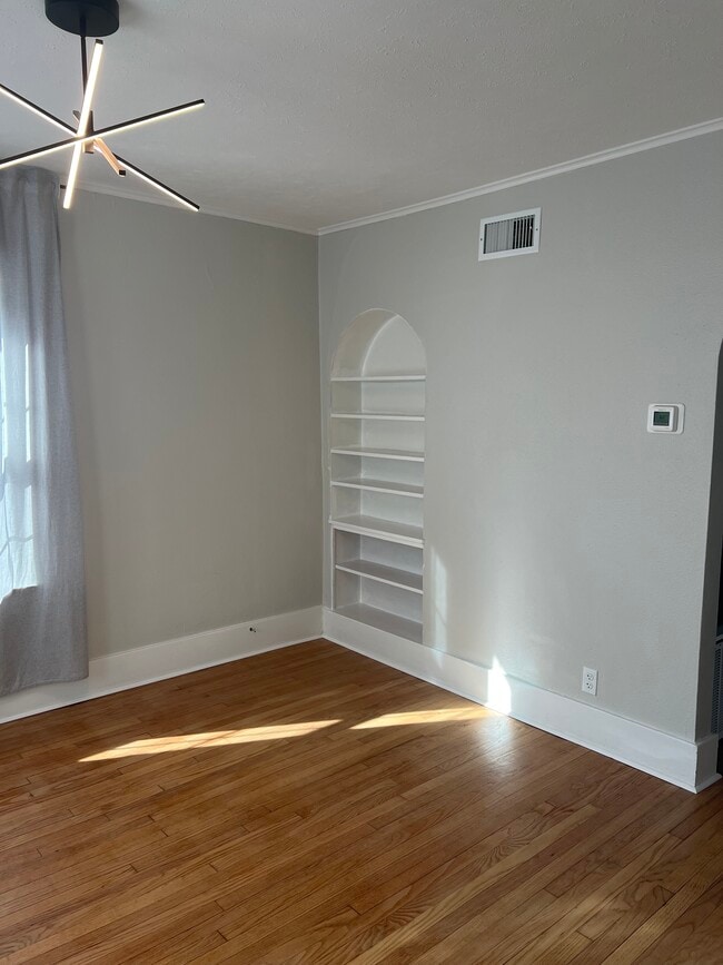 Building Photo - 115 E 12th St