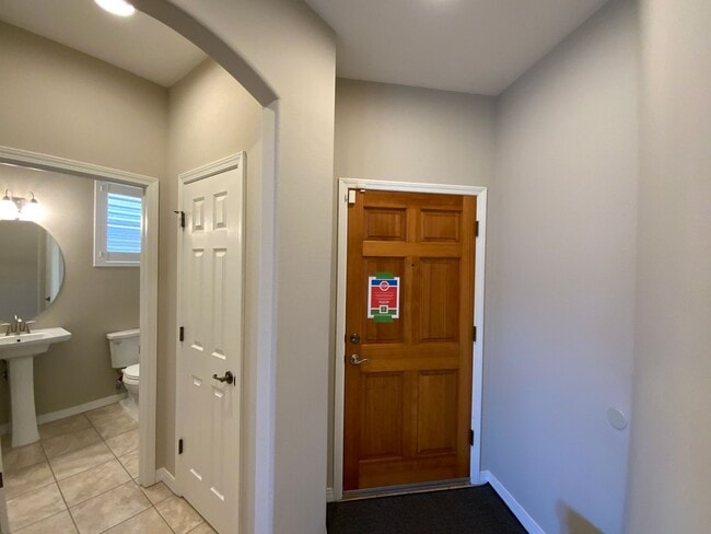 Building Photo - 3 Bedroom Townhome Available Near Wyoming Blvd NE & Paseo Del Norte Blvd NE!