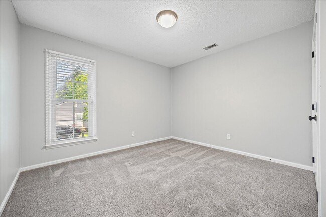 Building Photo - Updated and well maintained 3 bedroom, 2 b...
