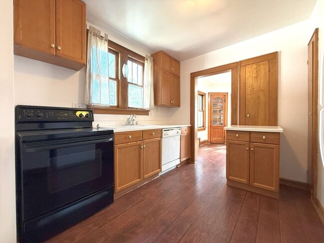 Primary Photo - 3-bedroom single family in West Allis - Available now!