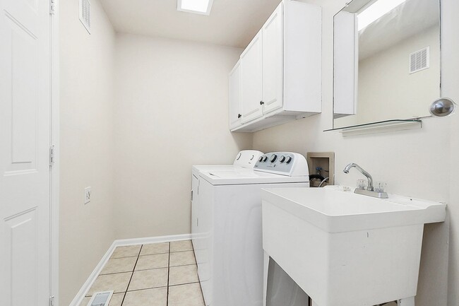 Building Photo - Large Olde Providence Home For Rent!