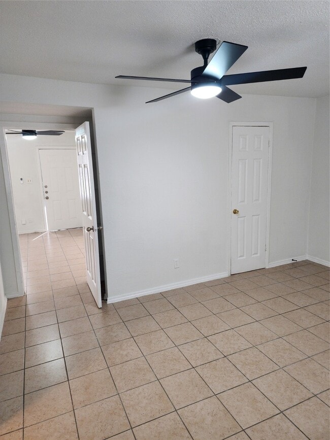 Building Photo - 14033 Garber Ln