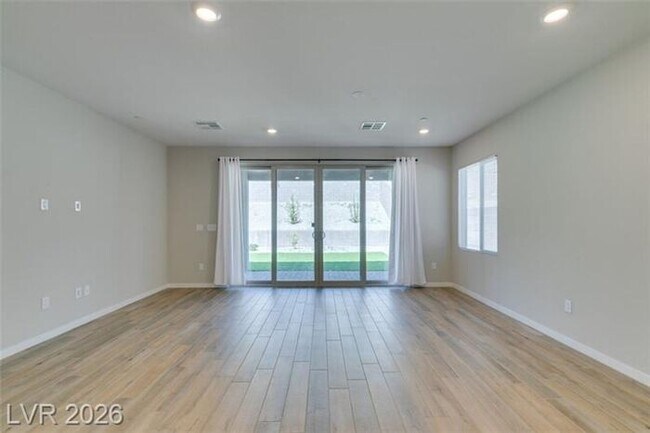 Building Photo - BEAUTIFUL 4 BEDROOM PROPERTY IN GATED COMMUNITY!