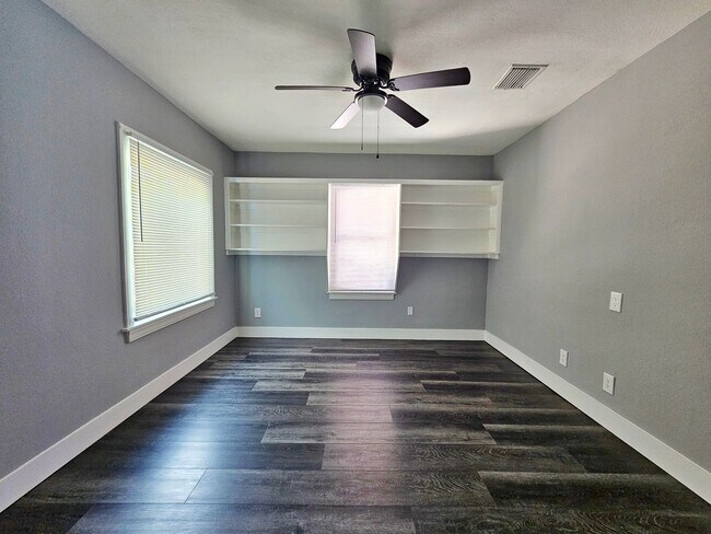 Building Photo - St. Petersburg Pool Home - 3 Bedroom 2 Bath