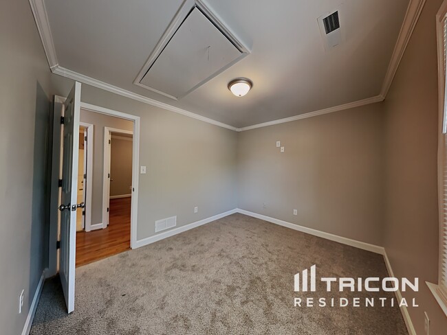 Building Photo - 3200 Oliver Dr