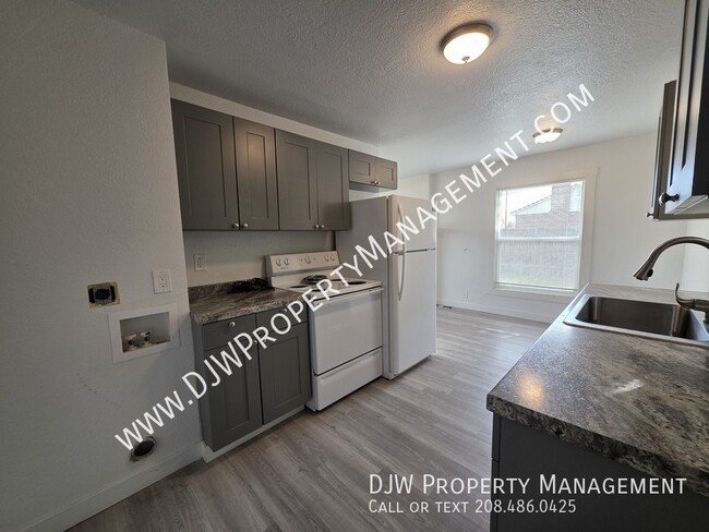 Building Photo - 2015 S Denver Ave