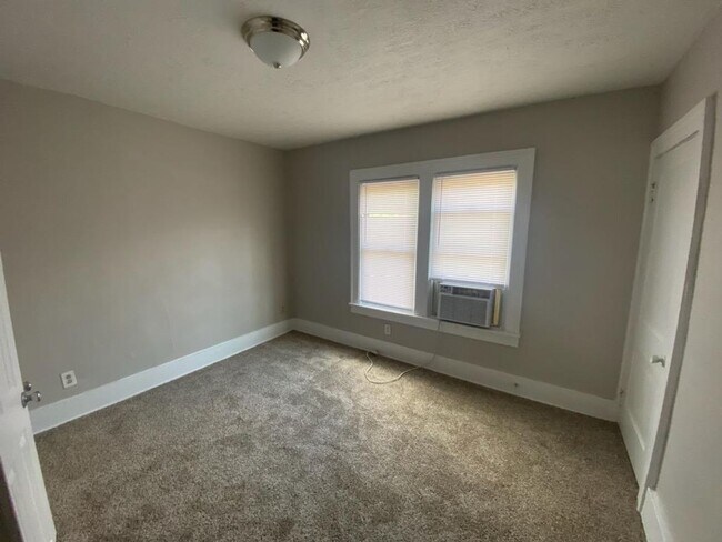 Building Photo - SPRING MOVE IN SPECIAL!!   Large 2 Bedroom Duplex in prime location Weiland Park / Itailian Villa...
