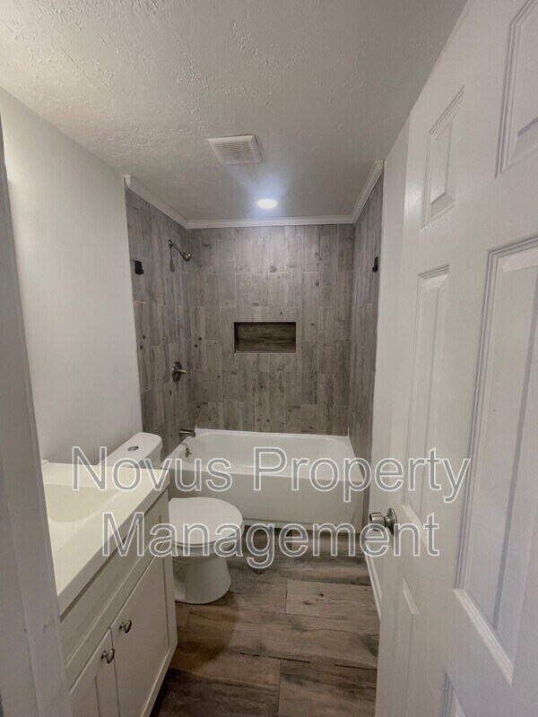 Building Photo - 405 N Park St