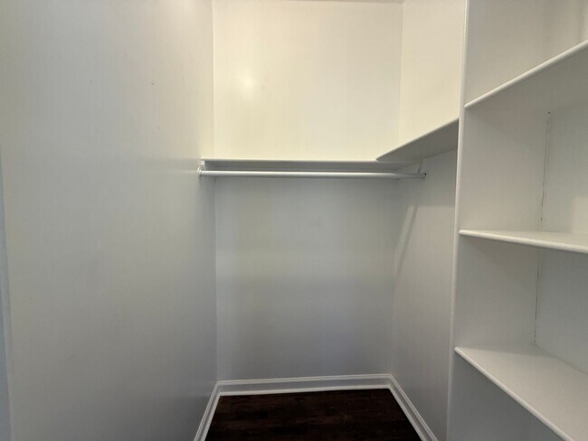 Building Photo - Gorgeous 3 bedroom 2 bathroom home