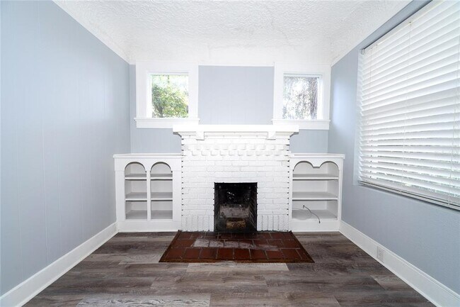 Building Photo - 618 25th St W