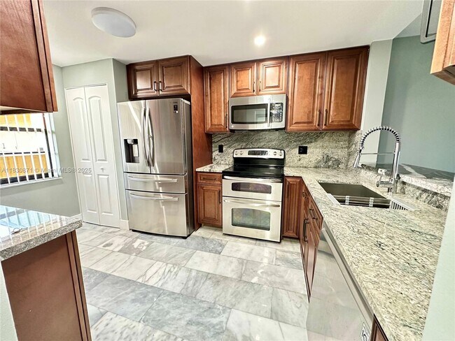 Building Photo - 6575 W Oakland Park Blvd