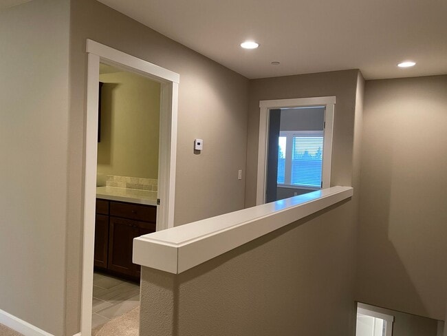 Building Photo - LUXURY 4 BD TOWNHOME! GATED PARKER VILLAGE...