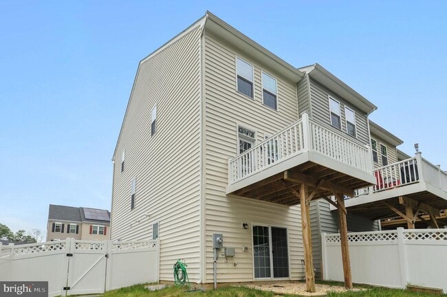 Building Photo - 716 River Crest Way
