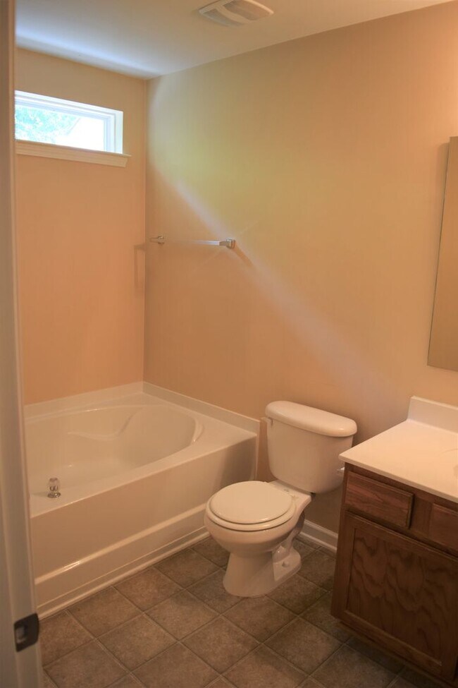 Building Photo - Beautiful Townhome - Great Location