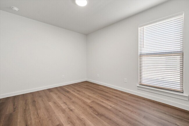 Building Photo - 1204 Cottonwood Ave