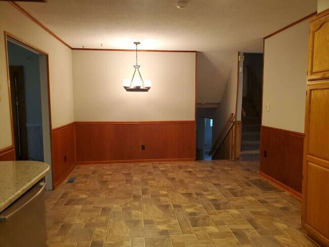 Building Photo - "Spacious 5-Bedroom Retreat with 3 Full Baths in Huntsville – Your Perfect Family Home Awaits!"