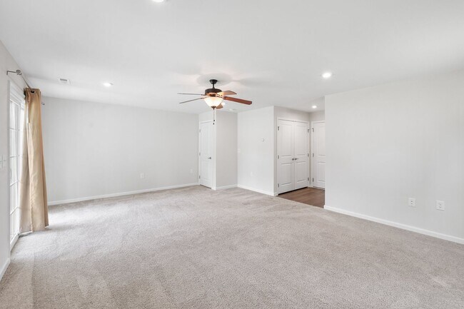 Building Photo - **End Unit 3/3 Townhome in Great Location**