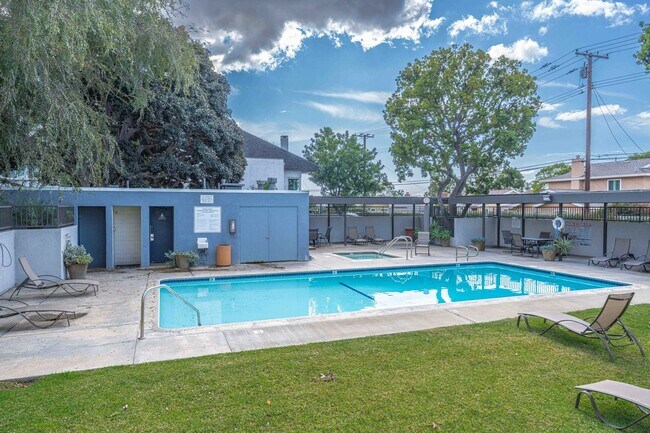 Building Photo - SPACIOUS 2 Bed Townhouse in Garden Grove