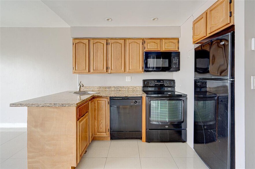 Primary Photo - 2900 NE 30th St