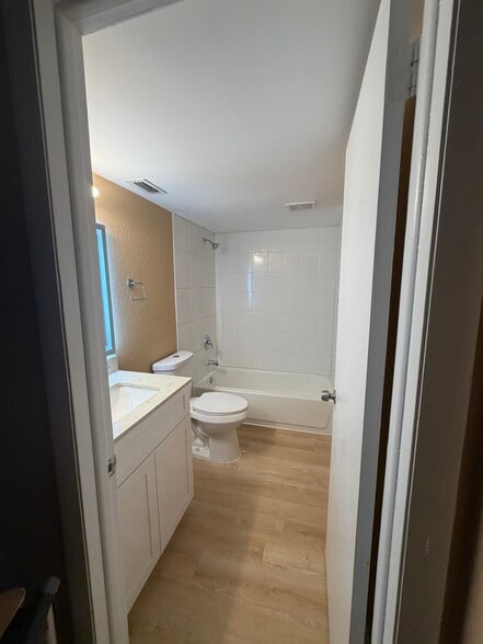 Building Photo - 120 Sparrow Dr