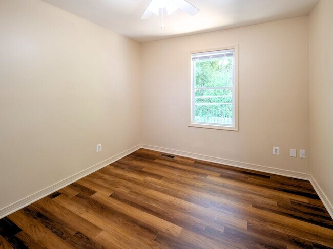 Building Photo - 10 Oak Dr